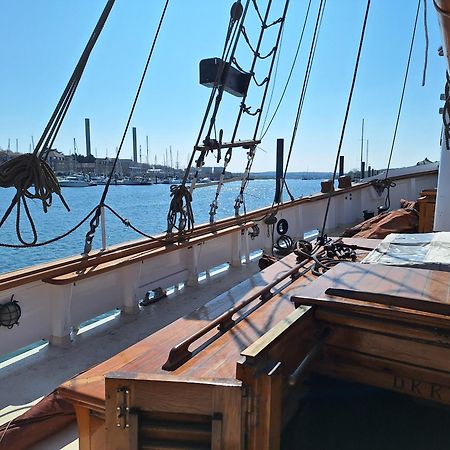 Historic Wooden Ship 'Ursula' East Cowes Esterno foto