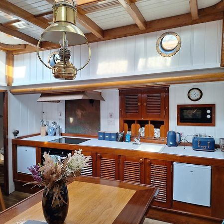 Historic Wooden Ship 'Ursula' East Cowes Esterno foto