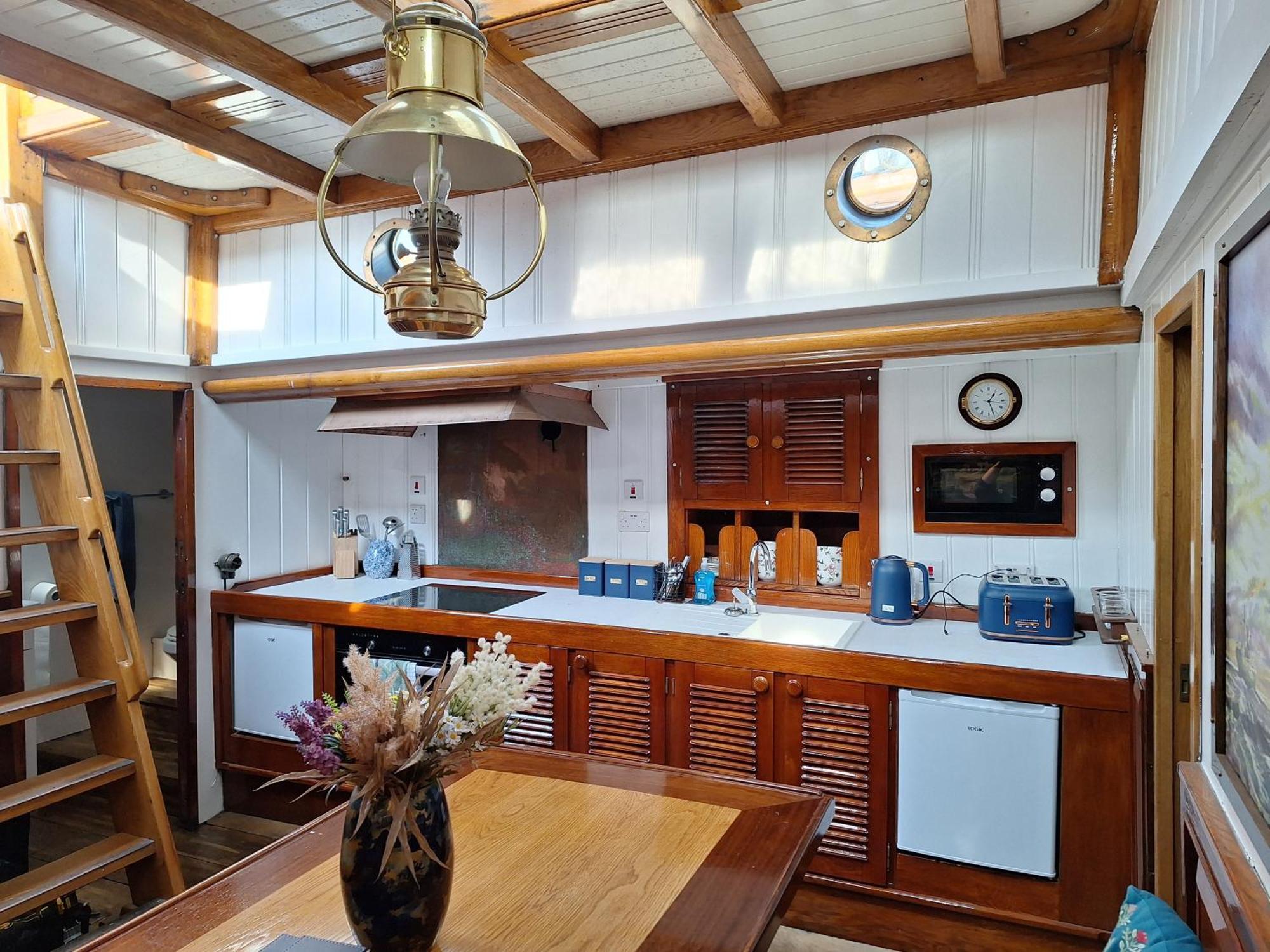 Historic Wooden Ship 'Ursula' East Cowes Esterno foto