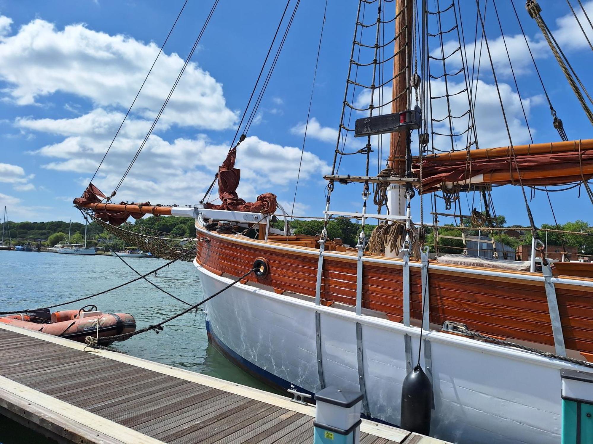 Historic Wooden Ship 'Ursula' East Cowes Esterno foto
