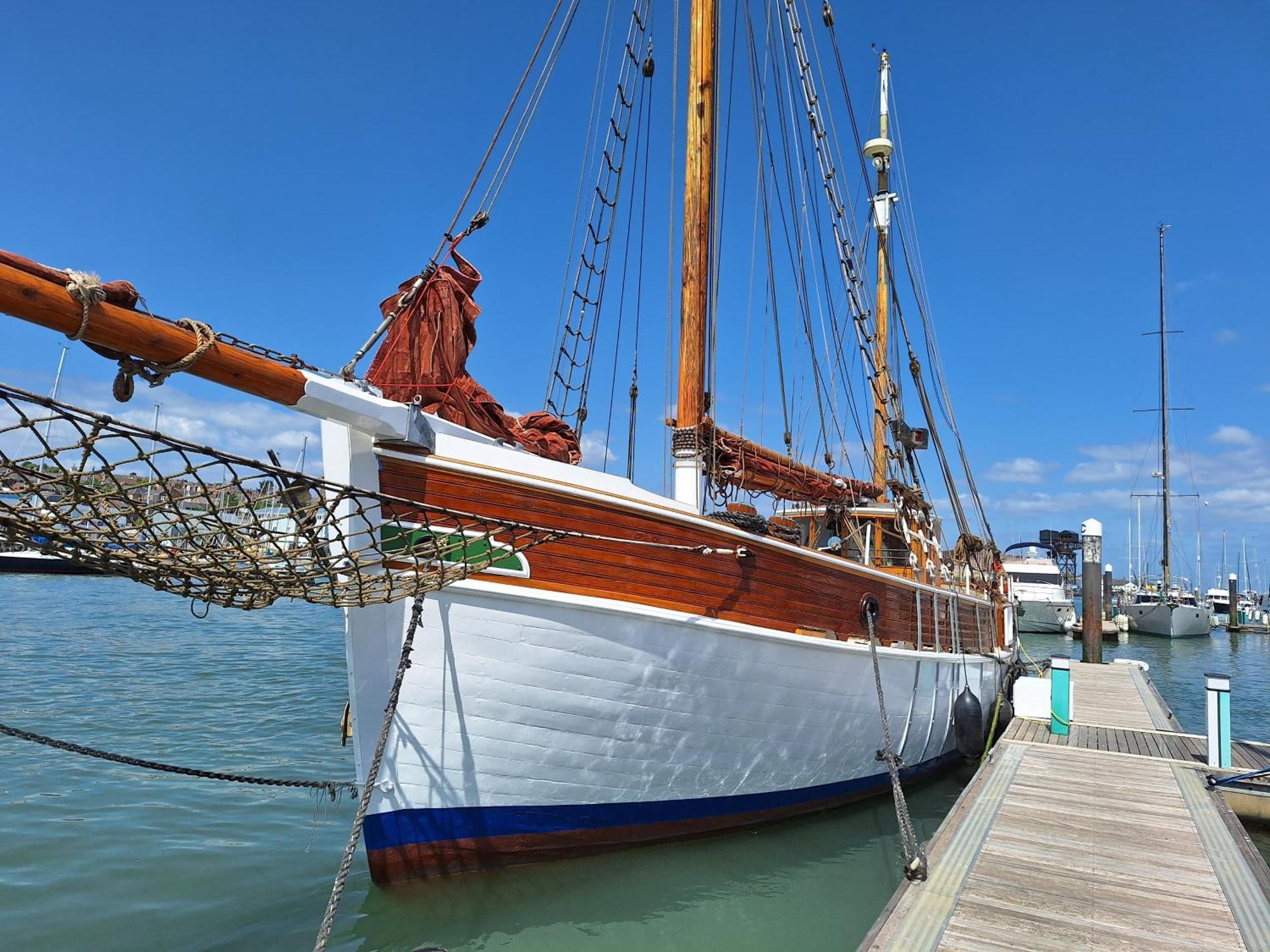 Historic Wooden Ship 'Ursula' East Cowes Esterno foto